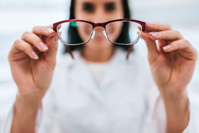 3 razones para decir adiós a las gafas en 2021 1 Corrección de la vista y anteojos en Los Ángeles